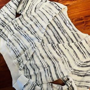 Women’s O'Neill Black and White Knit Crop Sweater. Sz M